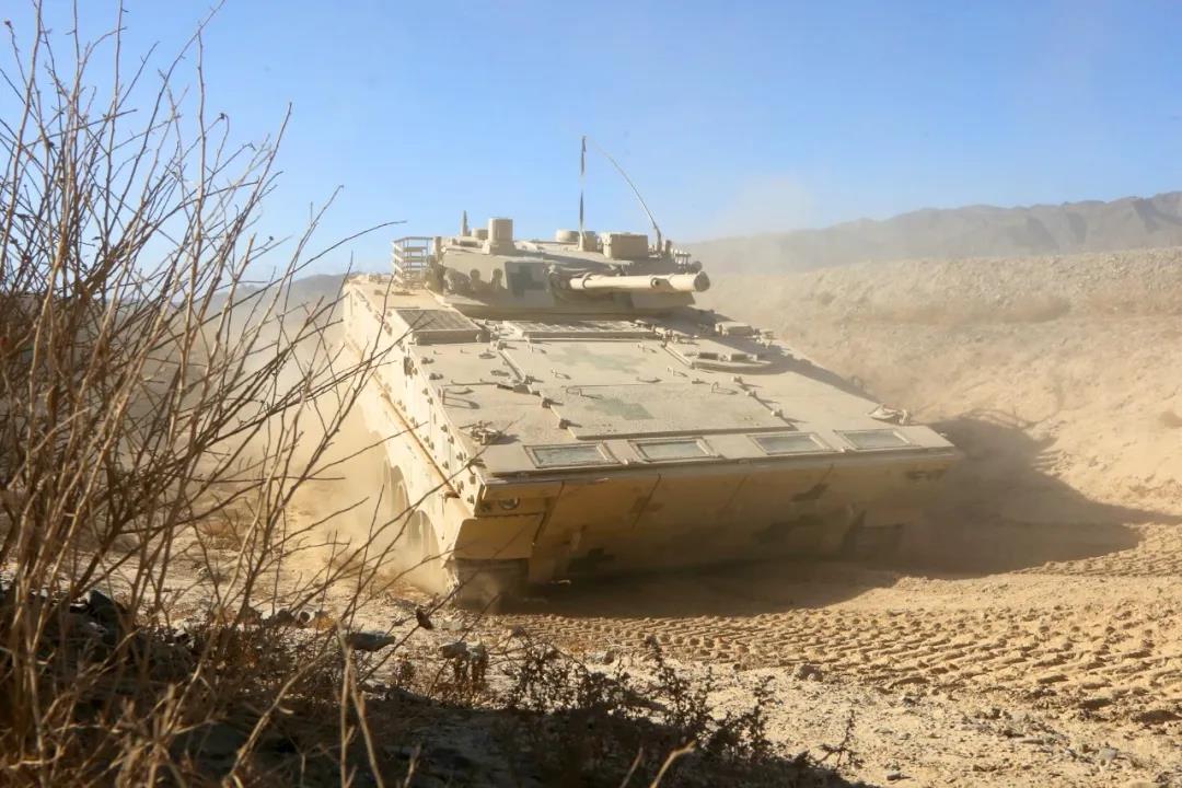 04a步兵战车和99a式步兵战车,99a主战坦克加04a步兵战车