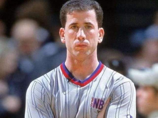 “球癖”NBA：姚明爱慕者最爱裸照，詹皇宿敌爱轮椅训练