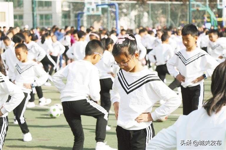 新鲜事在畅玩中畅学在健体中健全人格看看这所学校的特色足球文化