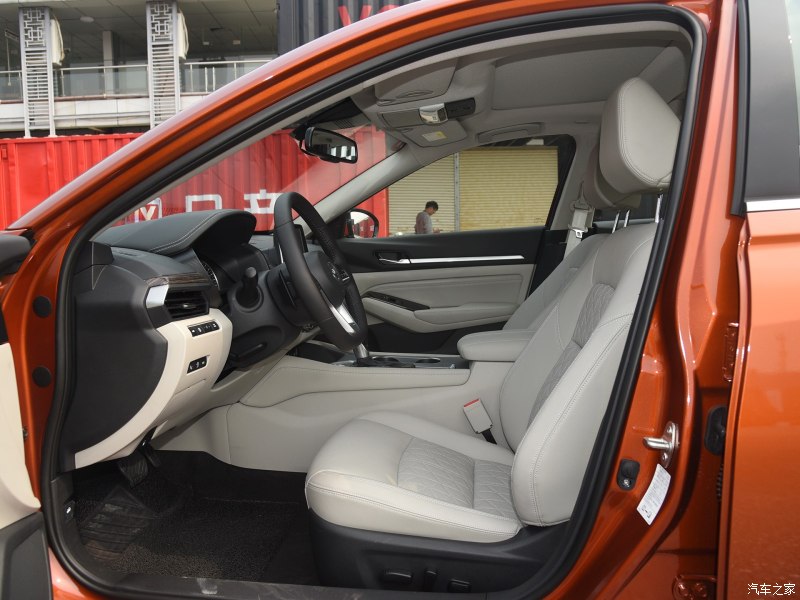 小胡说车日产天籁,小汪试车日产天籁