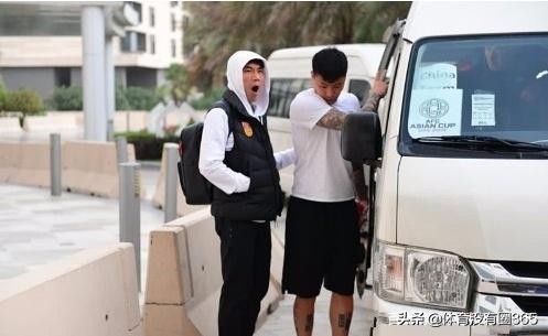 国脚返程,足球球员离队流泪