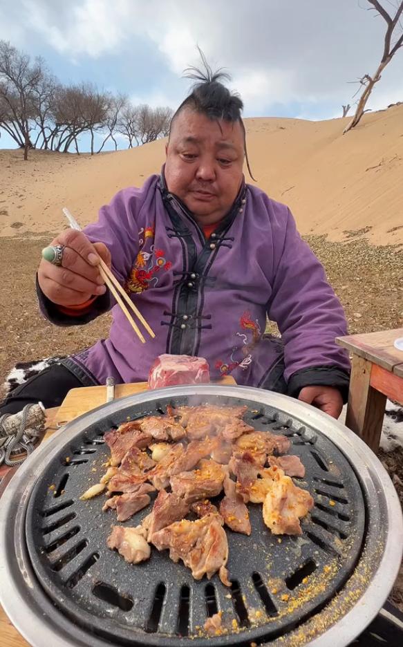 胖猴仔吃西红柿炖牛排,胖猴仔吃炖牛排