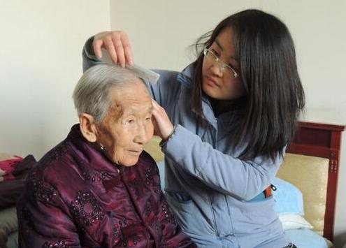 78岁老人哭诉养儿防老根本不靠谱,75岁老人被送进养老院哭诉