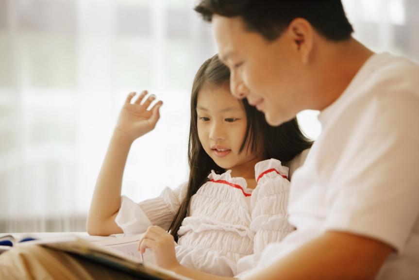 孩子爬上抚顺地标建筑滑梯,孩子爬上抚顺地标建筑