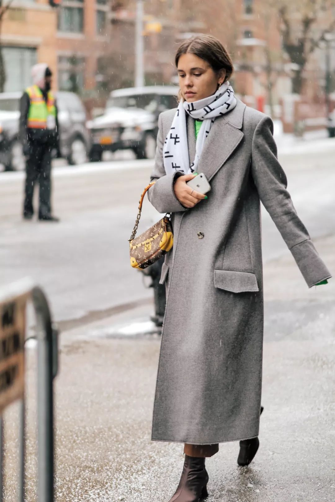 羊绒大衣怎么搭配裤子和打底好看,毛呢大衣穿着好老气