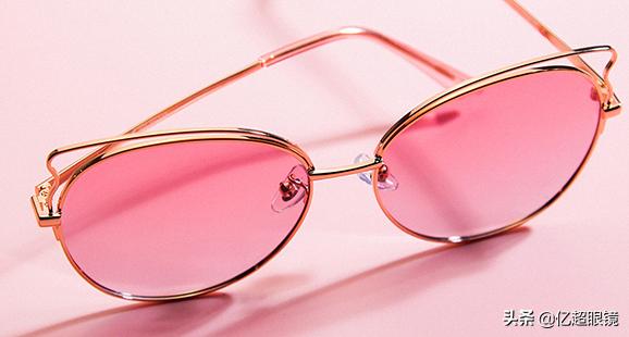 戴太阳镜又酷又霸气,戴上太阳镜更酷