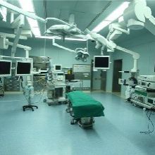 男子双腿被吊车砸成重伤,一员工被铲车误铲身亡