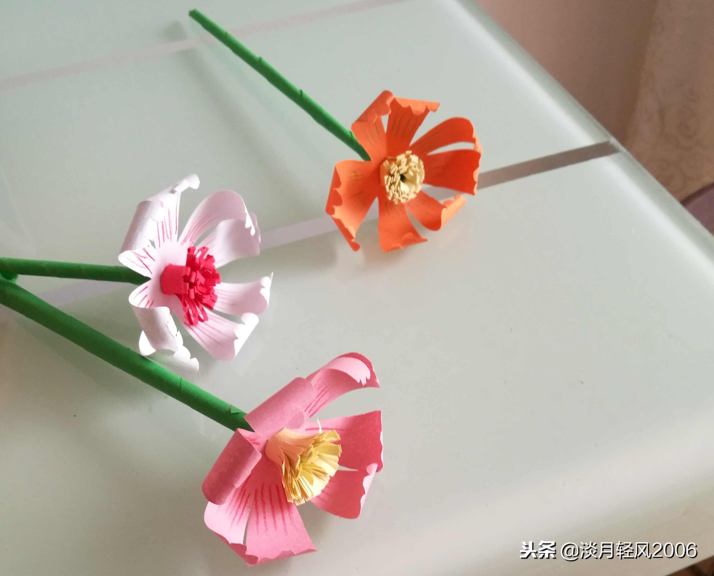 卡纸手工制作小花,用卡纸和棒棒糖做小花送给孩子