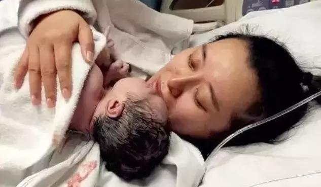 产后第一个月的宝宝怎么喂奶,产后第一次喂奶粉怎么喂姿势