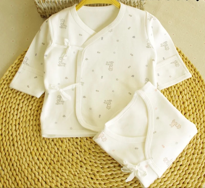 新生儿秋冬季节穿连体还是分体,新生儿产房穿的衣服连体还是分体