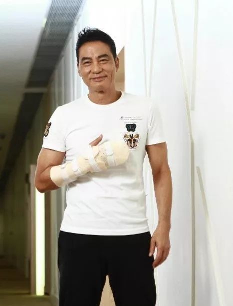 任达华被刺后露面,任达华被刺伤情