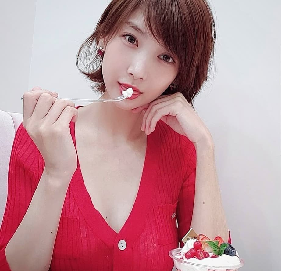 油管超13万粉丝追踪，韩国钢琴美女颜值颇高，穿搭也非常吸引人！