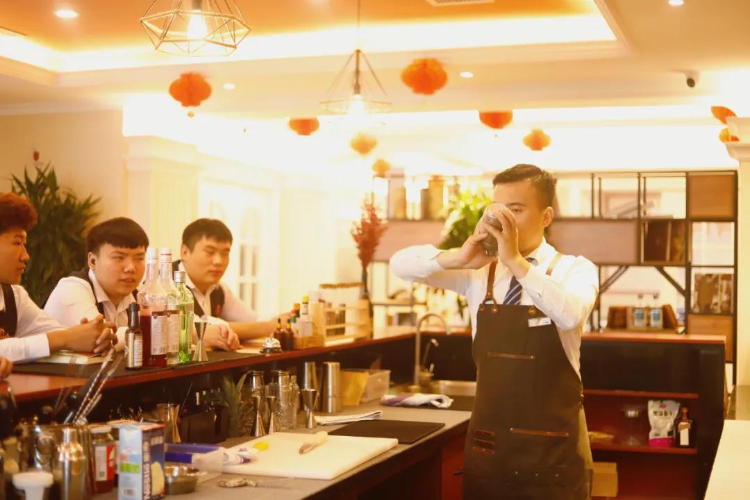 0基础学调酒多久才能成为调酒师,调酒师从入门到转行书籍