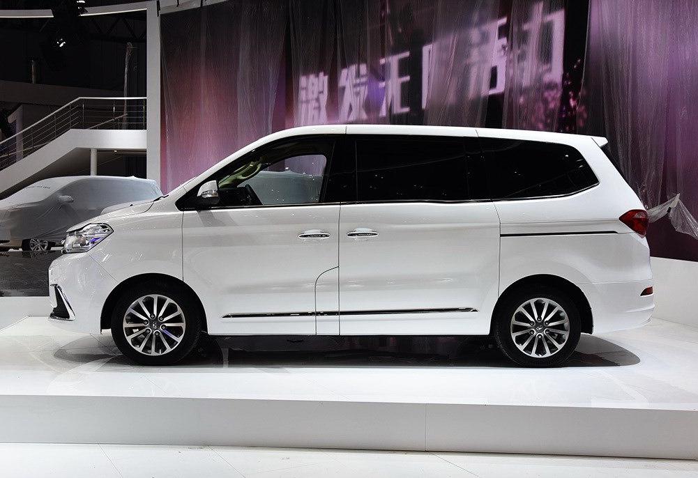 艾菲和埃尔法对比,华颂7和哪款车可以对比