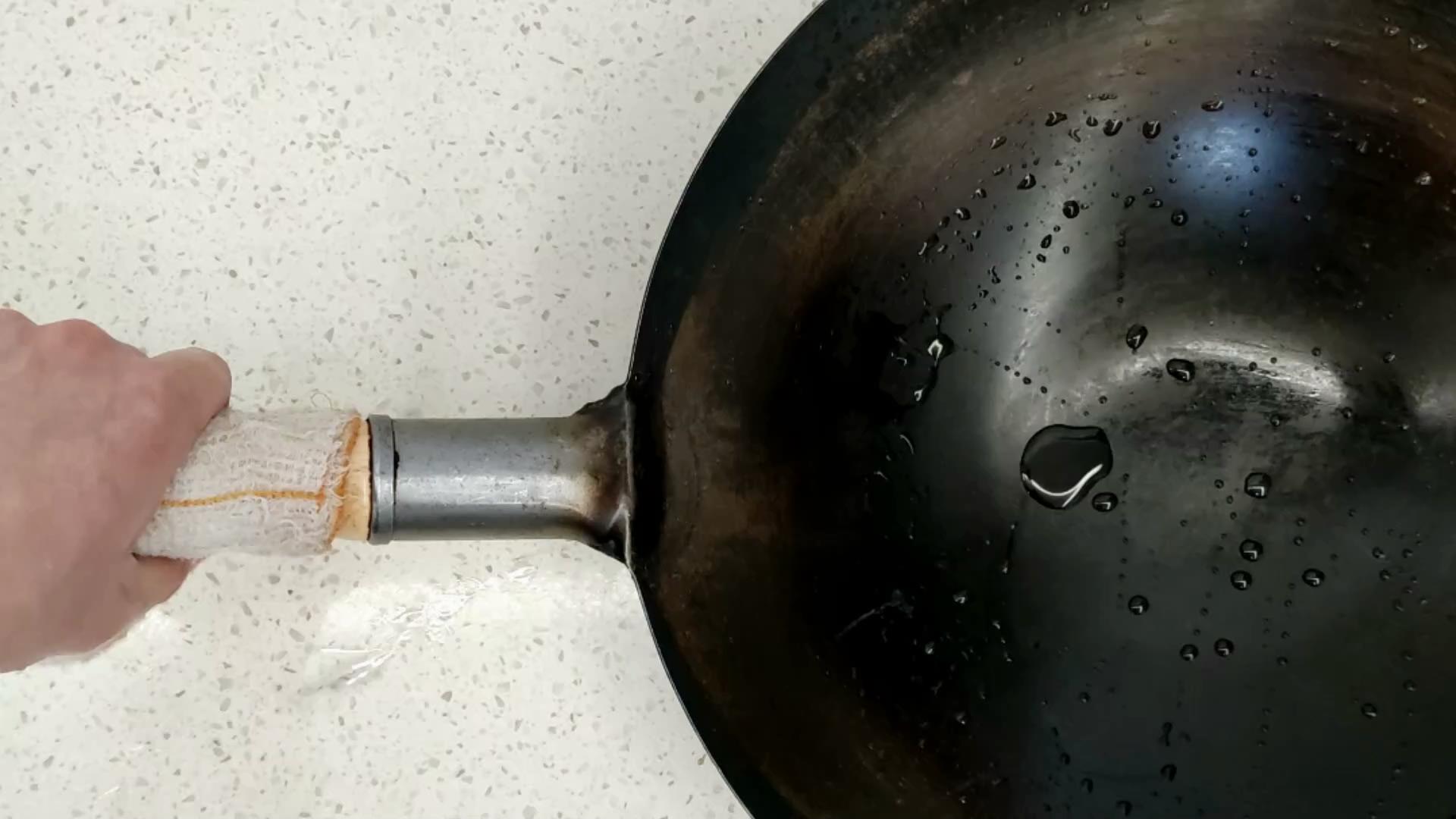 新铁锅不要直接用大厨教你开锅,新买的铁锅开锅不要猪肉