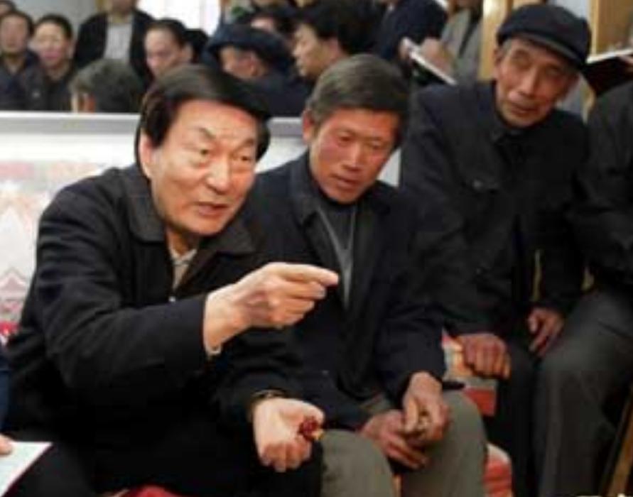 九江长江大堤决口，*镕基朱**与当地领导握手板着脸，讲话时偷偷擦泪