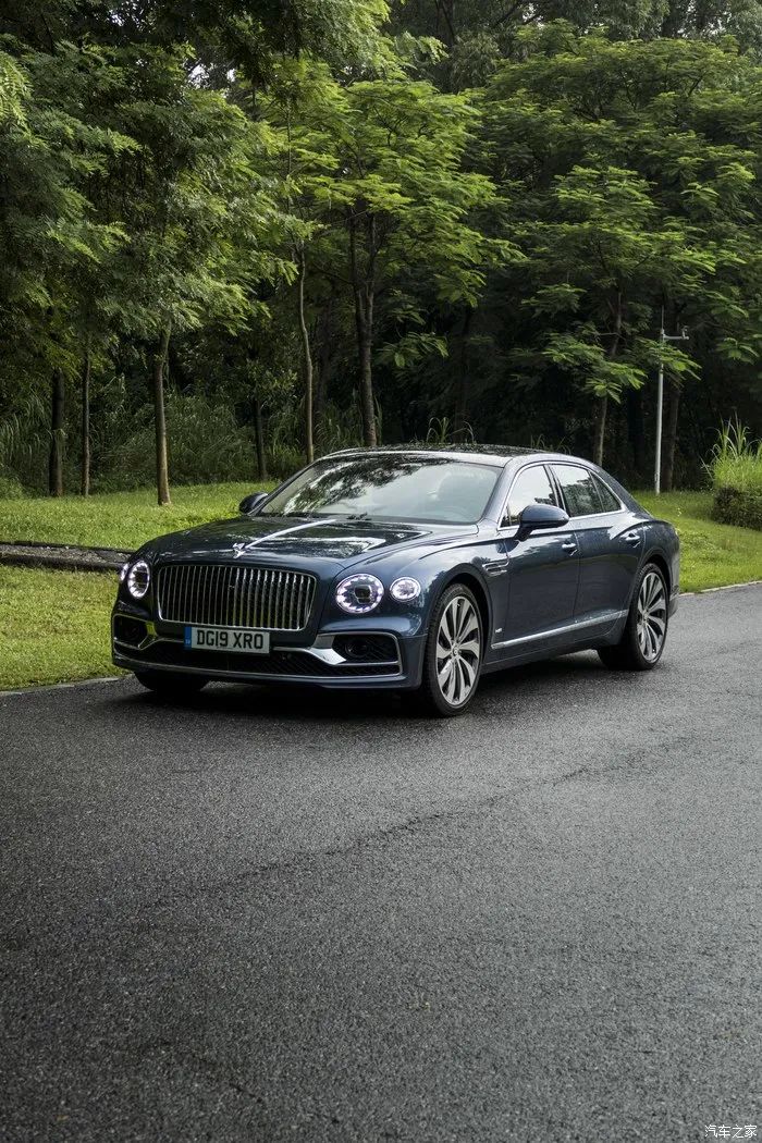 宾利飞驰对比迈巴赫s480气场,宾利飞驰街拍气场霸气视频