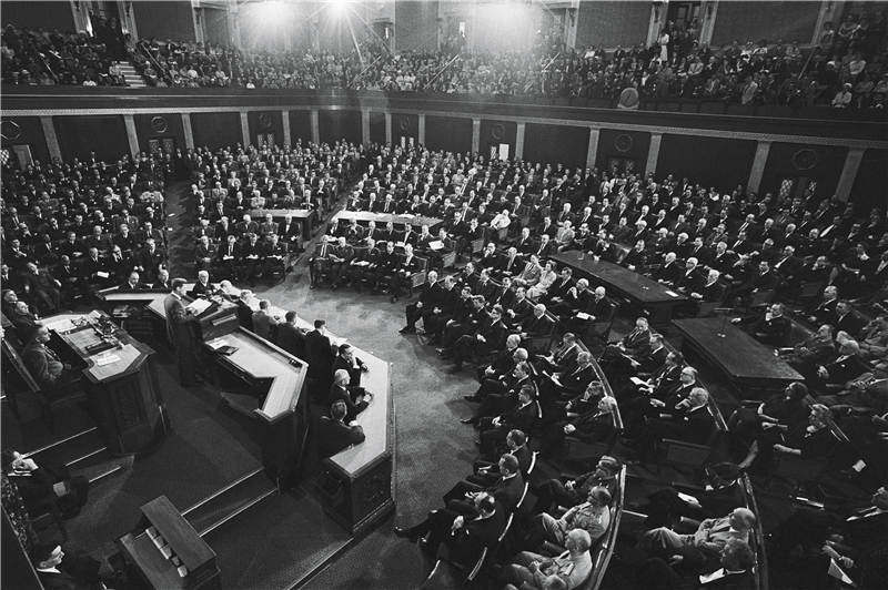 从“阿波罗1号”全体乘员牺牲，到实现20世纪最伟大成就之一，人类登月50年，从悲剧到传奇