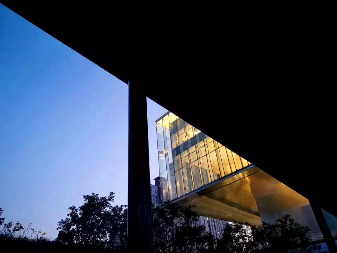 惊艳西安的“天幕水晶宫”:曲江诞生一座新现代建筑坐标