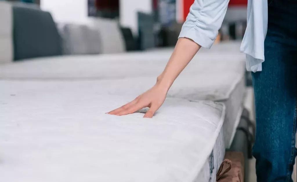 床垫买软硬适中的还是偏软的,床垫偏软的好还是适中的好