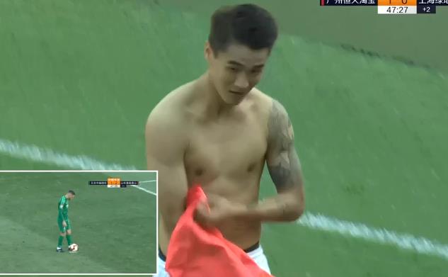 韦世豪在场下被红牌,韦世豪场边红牌