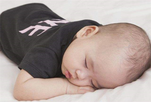 宝宝白天如何哄睡,宝宝白天很好哄睡晚上难入睡