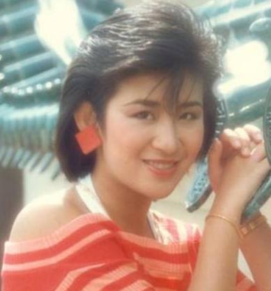 她被父亲嘲斗鸡眼，却因“丑角”一炮而红，曾公开怼周迅是小结巴