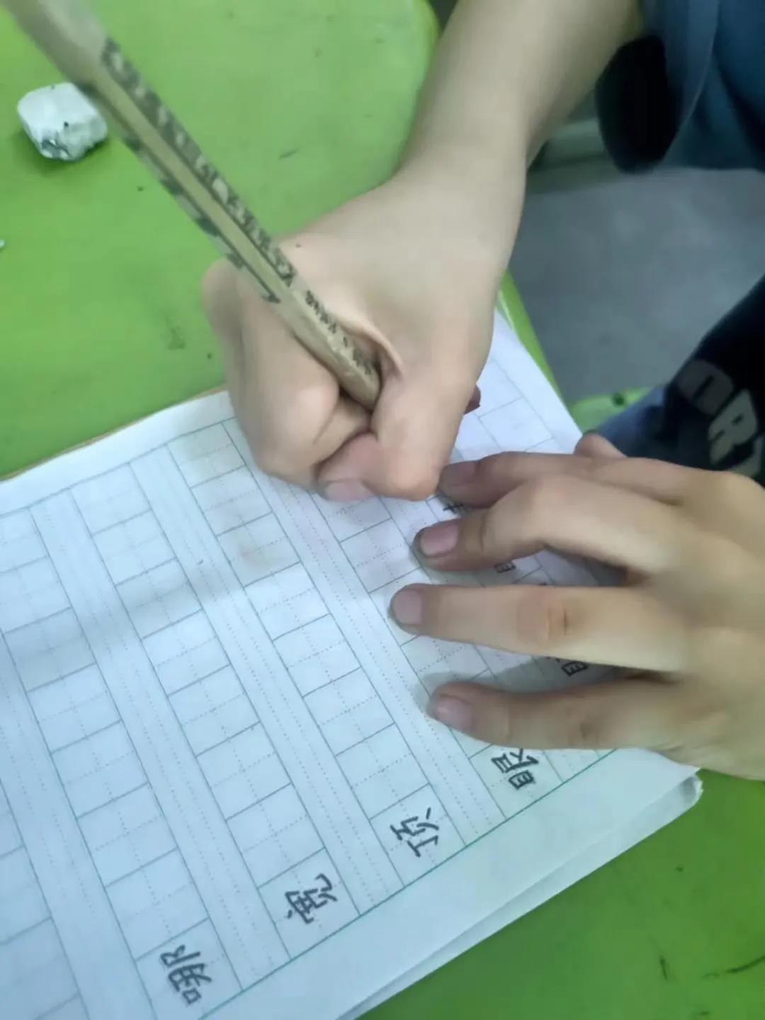 孩子握笔不对和老师沟通,小孩握笔不对能写好字吗