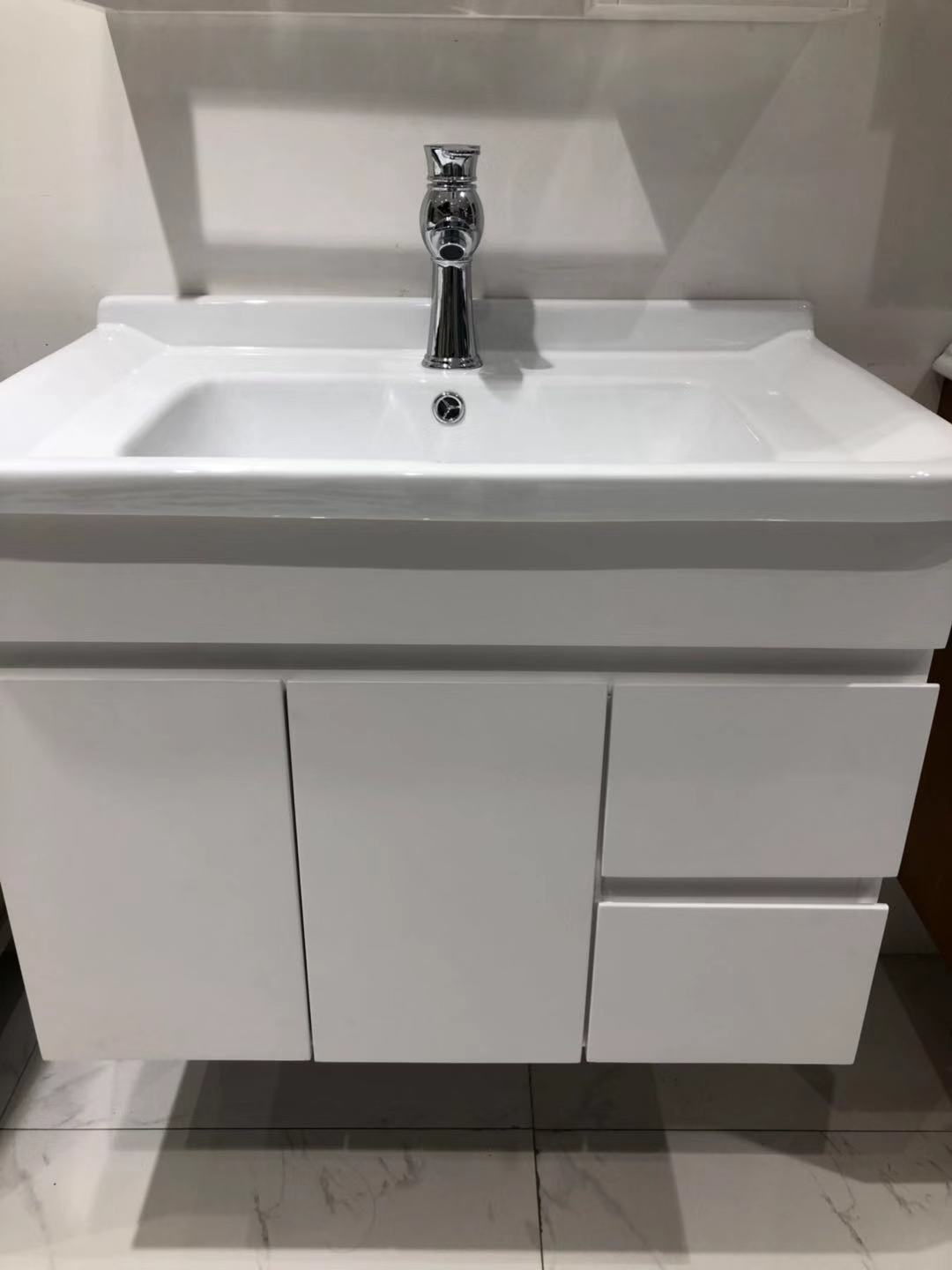 卫生间浴室柜马桶淋浴房搭配,卫生间淋浴房马桶洗手盆如何布置