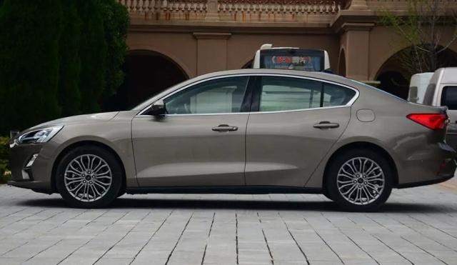 新款福克斯三厢值得买吗,三厢福克斯好看吗