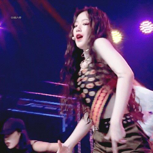 上万元的大牌衣服说剪就剪,这些明星的造型师还没被拉黑?