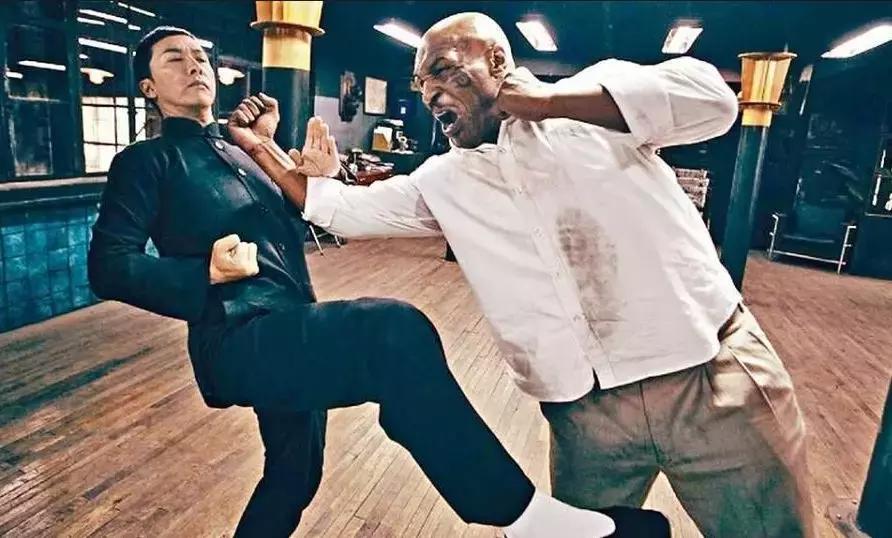 拳王暴打wwe,施瓦辛格一拳打倒wwe