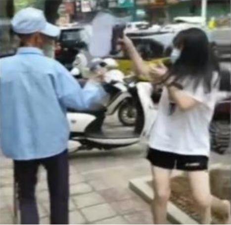 初中女生被83岁路人袭胸，警方作出处行政拘留10日的处罚但不执行，律师：纵容70岁以上老人或致“倚老违法”
