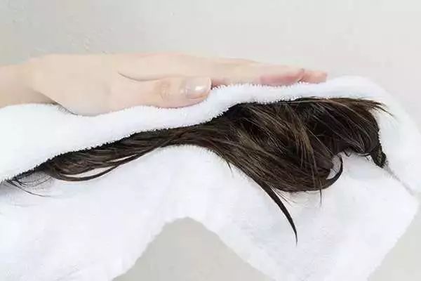 上夜班的人早上洗头还是晚上洗头,春天里是早上洗头还是晚上洗头