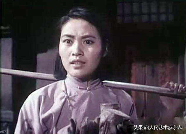 她是80年代长影厂当家花旦，19岁因报幕被选中出演平原游击队，中年无戏可拍，复出电影由钟南山担任顾问