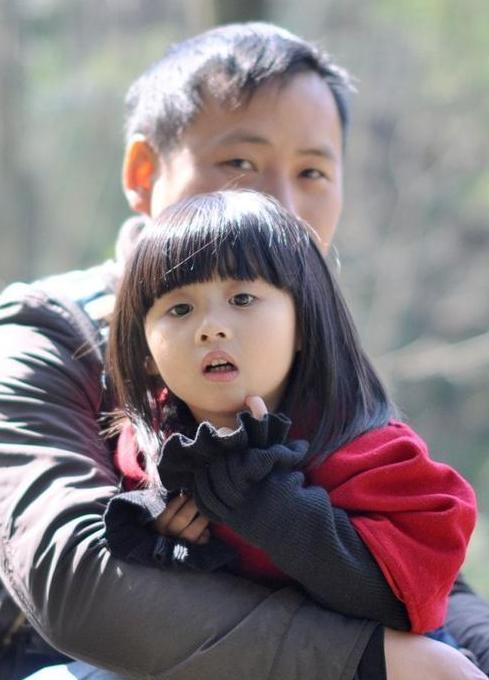 老汉扛煤气罐16年,62岁老汉扛煤气罐供出女博士