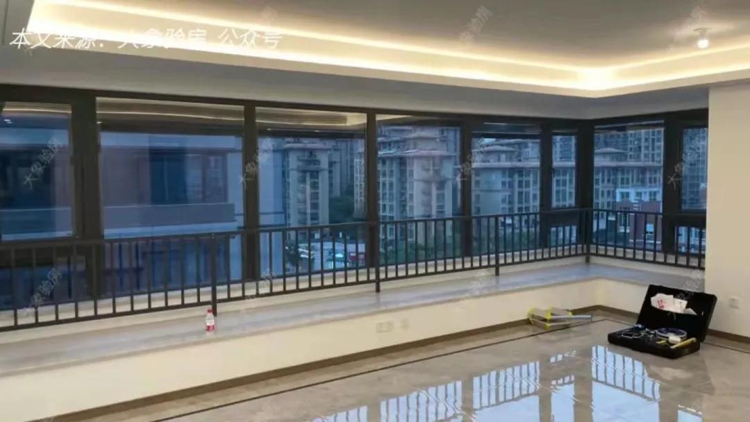 收房发现墙顶维修痕迹,精装房交房时踢脚线乳胶漆脱落