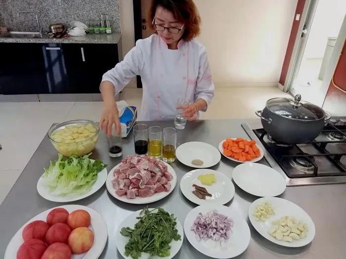 中摩美食同台展示受到摩洛哥民众喜爱——拉巴特中国文化中心开展“百味小厨”美食培训活动