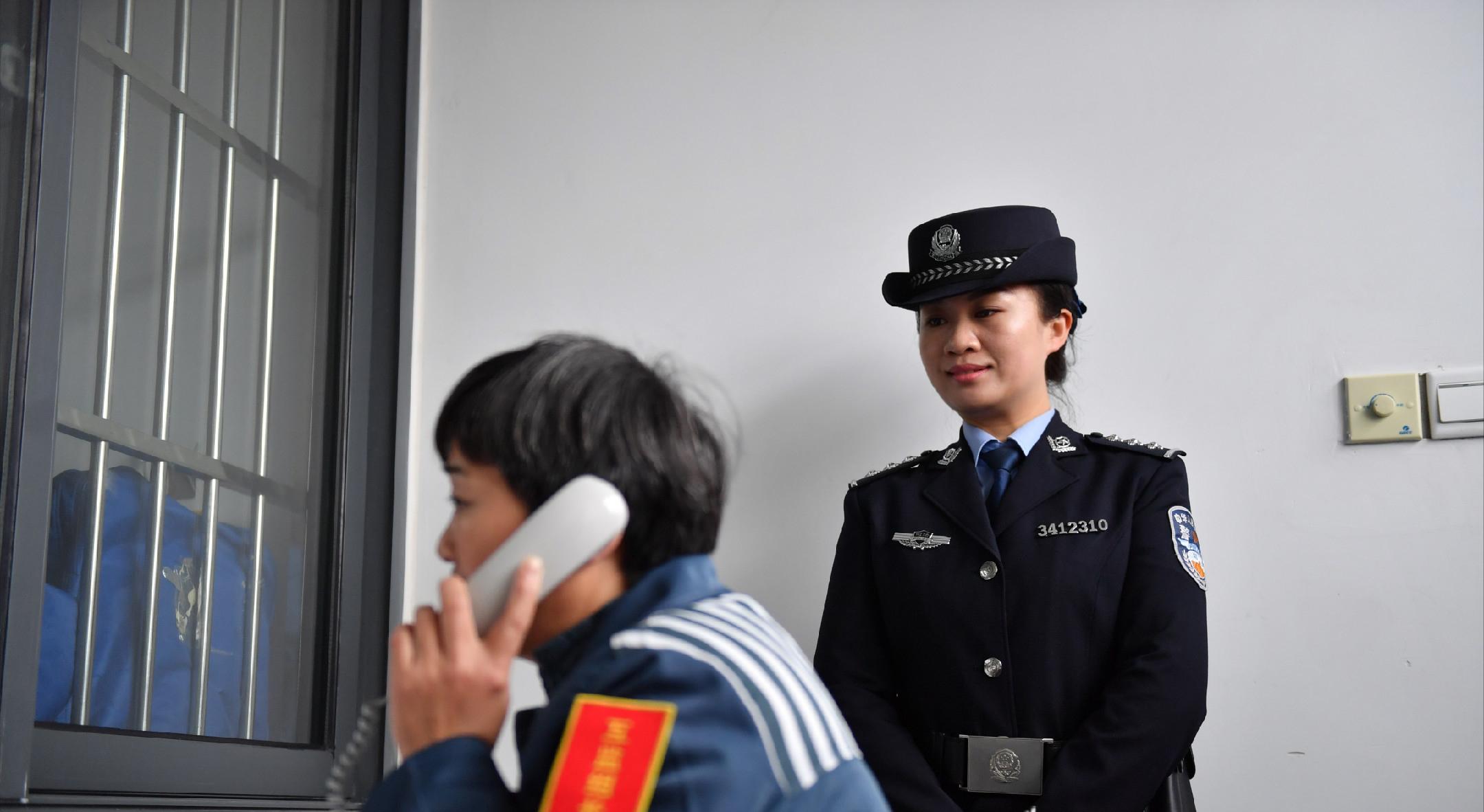 女白领赵醒贪污24万被判7年，一入监狱就耍花招，狱警：太狡猾了