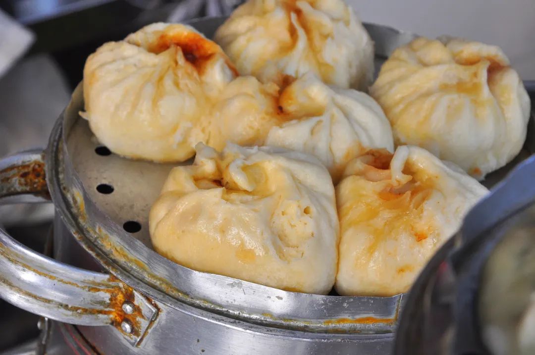 一碗嫩滑鲜香的自贡豆腐脑水粉,还有川北凉粉芽菜包子,至今想念