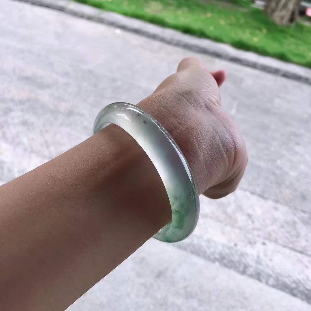 一万到二万买得到翡翠手镯,几十万的翡翠手镯卖到上千万