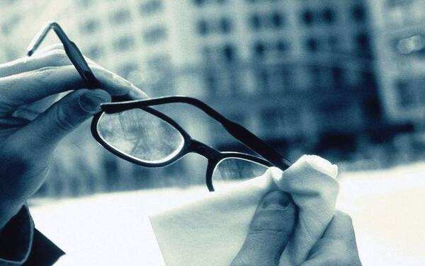 眼镜脏了不要用镜布擦,眼镜脏就一定要洗吗