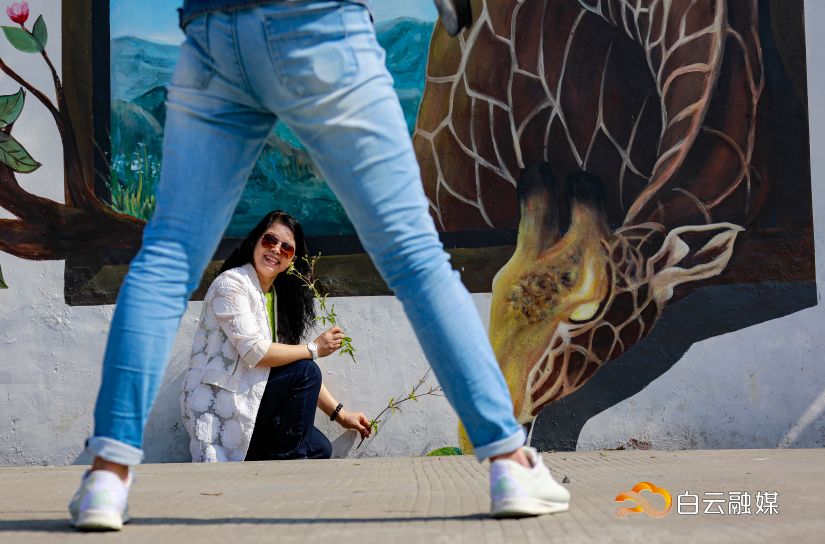 走在乡间小路观赏田园风光体验,看田园风景品乡间生活尝农家美食