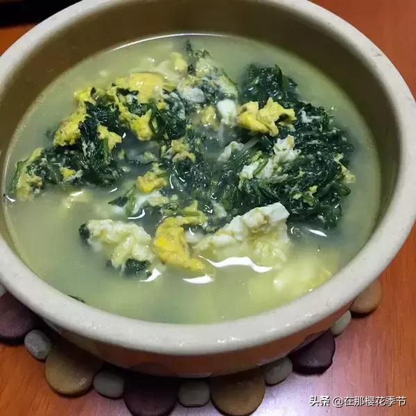 一位客家妈妈用艾草煮水给儿子洗澡，结果万万没想到.