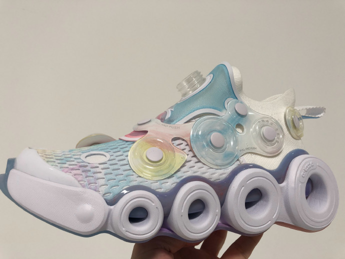 你没见过的安踏！走秀款曝光：中底霸气，系带方式新奇，霸气侧漏