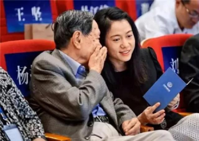 翁帆父亲谈杨振宁,翁帆父亲翁云光和杨振宁的照片