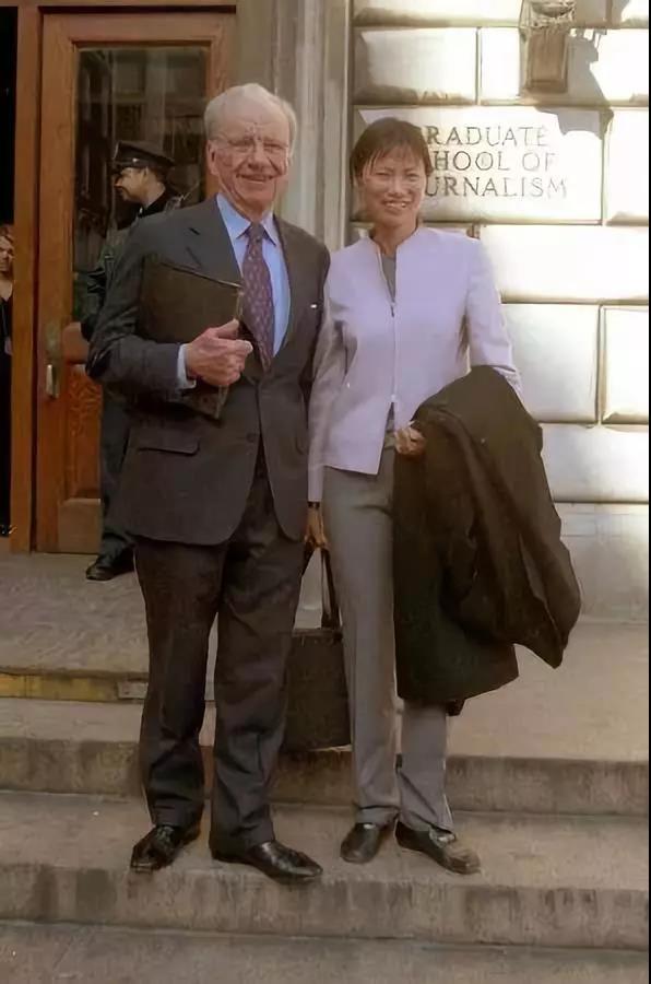 19岁攀50岁教授，给70岁男人生子，邓文迪的百亿身家没那么简单