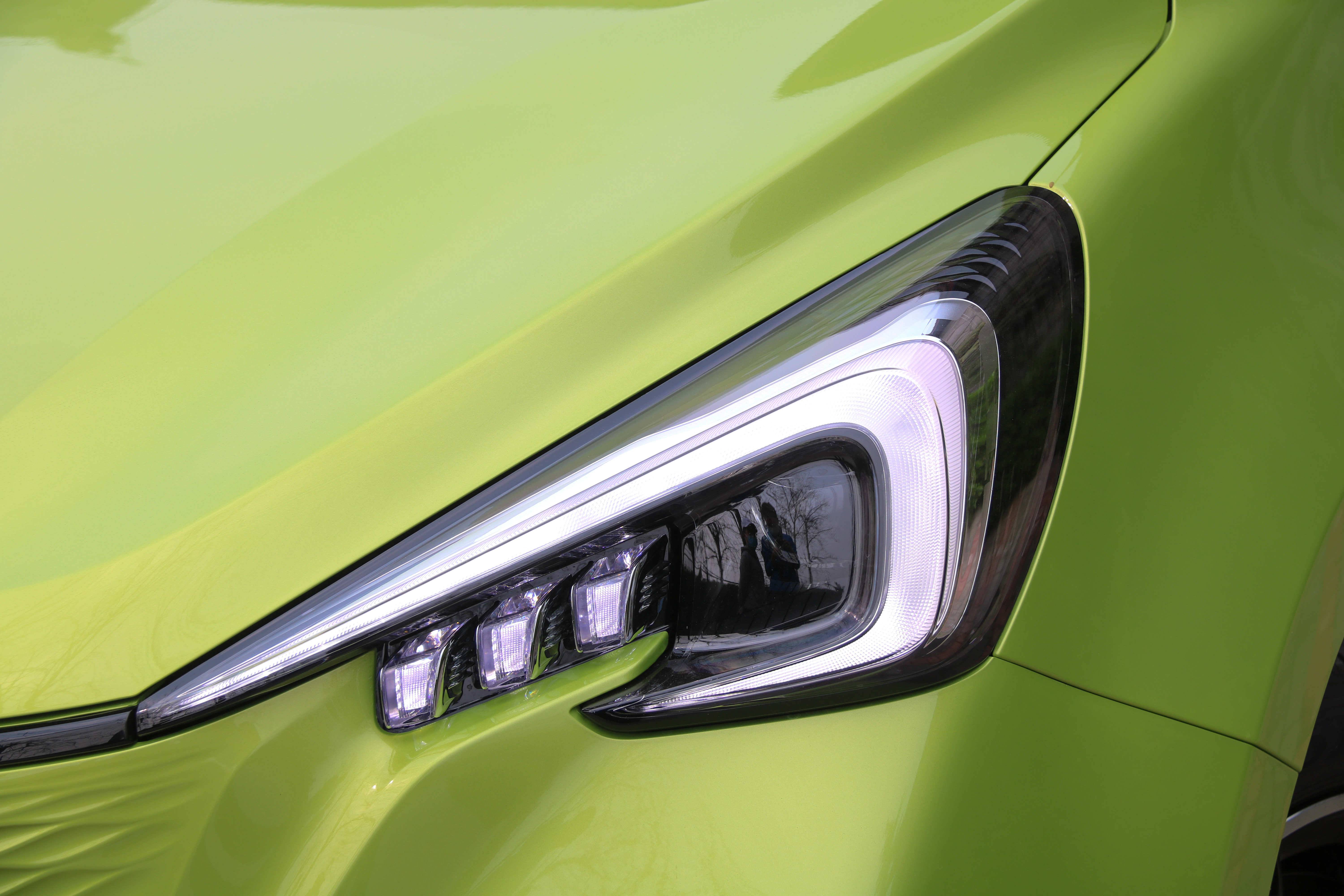 后备箱只放一只鞋,后备箱球鞋