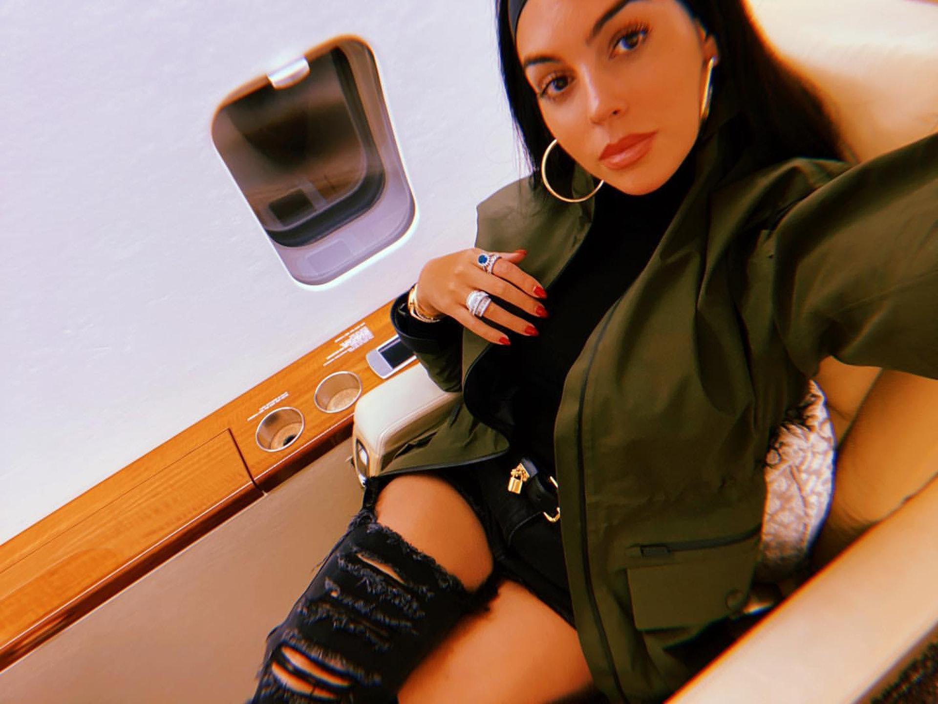 c罗训练再秀大腿健美肌肉,c罗晒训练照秀肌肉