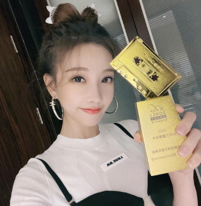 冯提莫体面合唱,冯提莫晚会元气满满